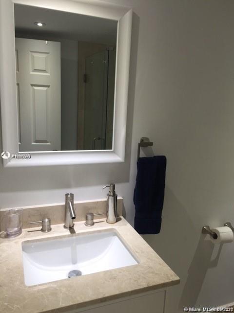 Building Photo - 2000 Island Blvd