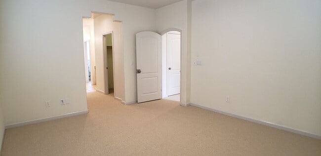 Building Photo - Spectacular 4 bedroom, 2.5 bath home on private lane