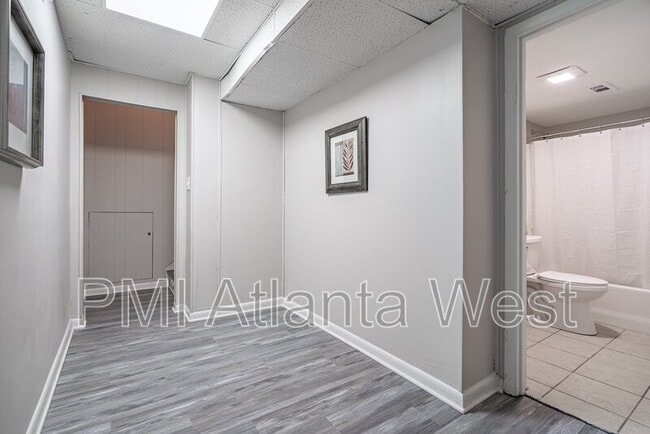 Building Photo - 2135 Knighton Dr