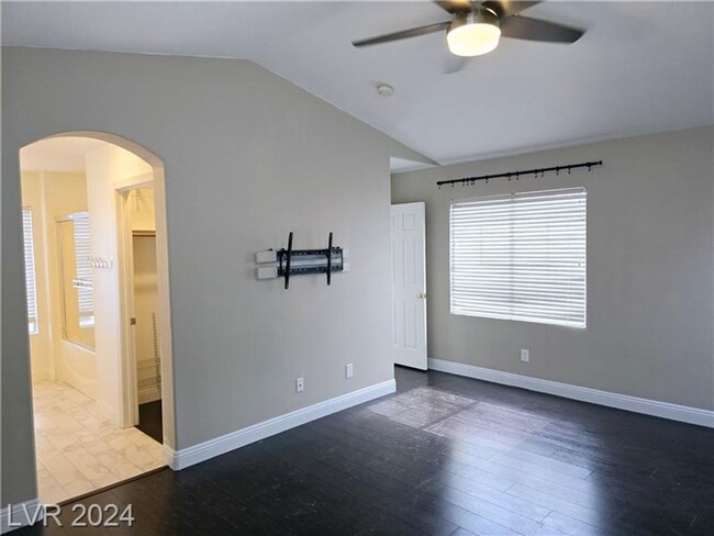 Building Photo - Updated Condo w/Open Floor Plan