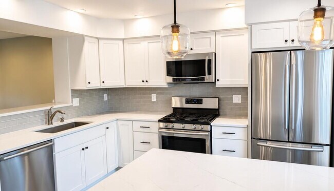 Building Photo - Charming Three-Bedroom Townhome in a Prime Ashburn Location