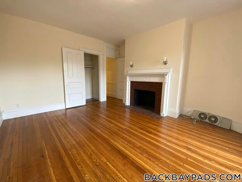 Building Photo - 504 Beacon St