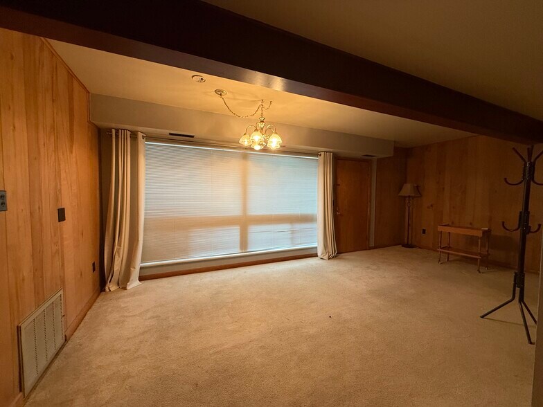 Building Photo - 1202 Parkway Dr