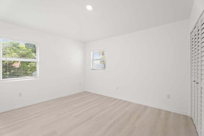 Building Photo - 121 S Lake Dr