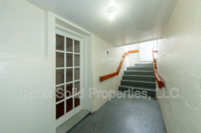 Building Photo - 506 E 7th St