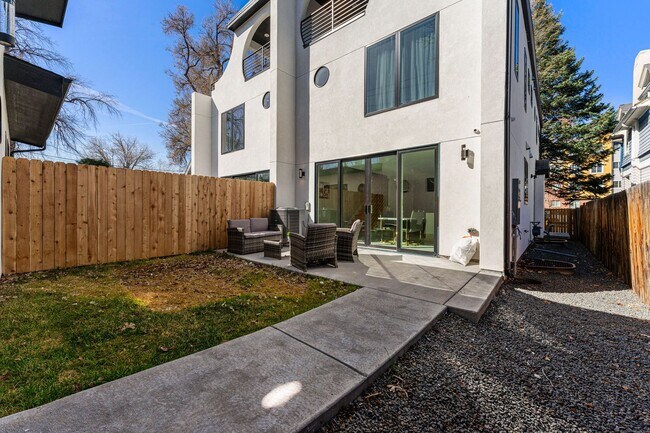 Building Photo - 5 Bed, 5 Bath home in South Park Hill