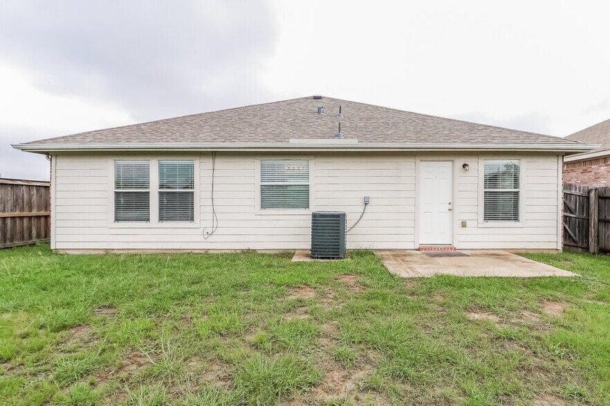 Building Photo - 8020 Summer Stream Dr