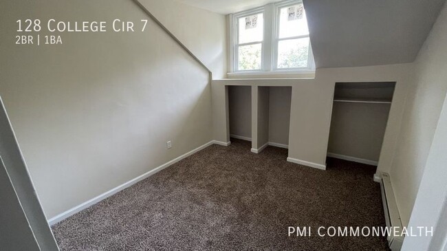 Building Photo - 2 Bed / 1 Bath Apartment (Available 4/1/25)