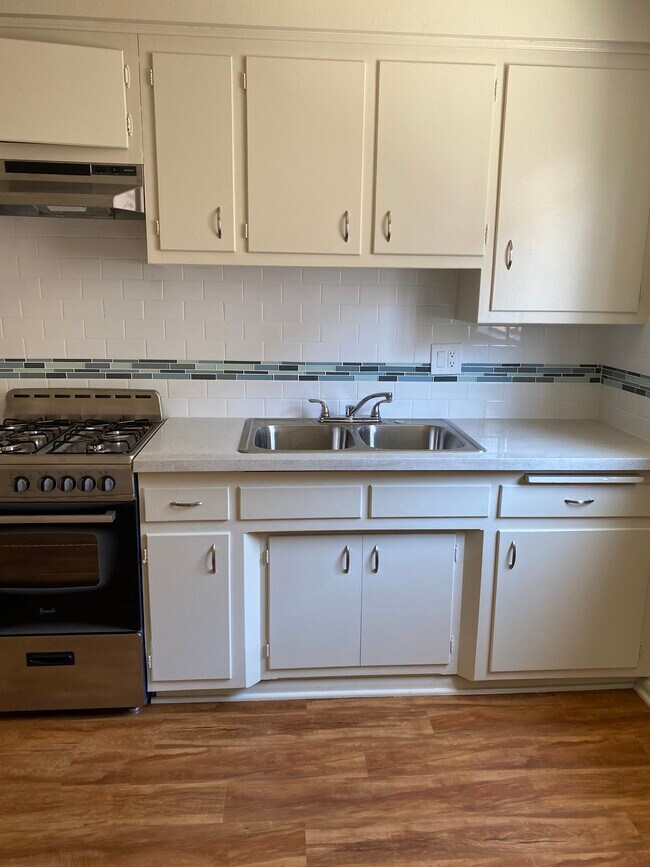 Kitchen - 17030 Yukon Ave