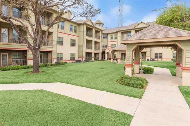 Building Photo - 200 W Yoakum Ave