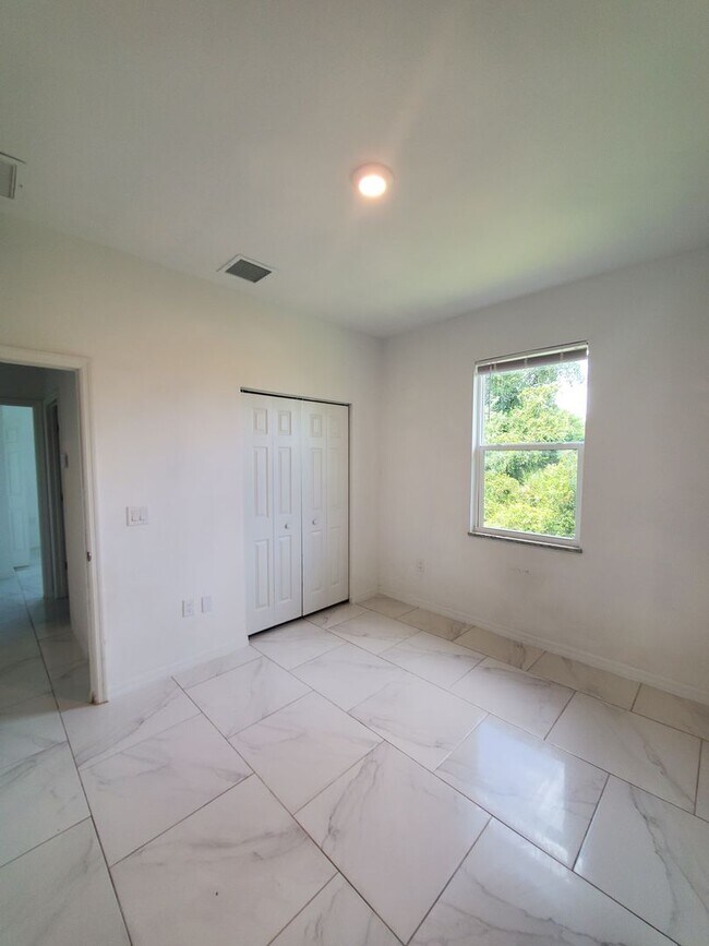 Building Photo - Great Location in Lehigh Acres, 3/2/1 in G...