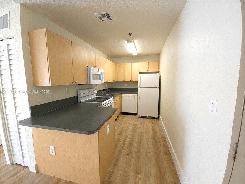 Building Photo - 437 SW 7th St