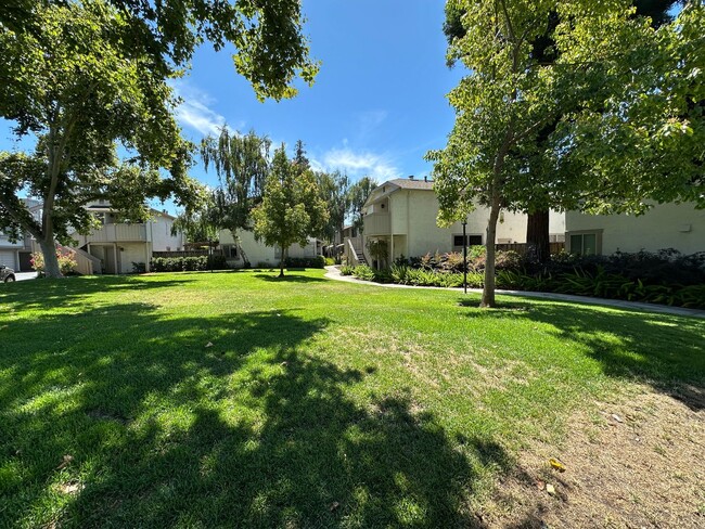 Building Photo - Townhouse 2 bedroom, 2.5 bath, washer/drye...