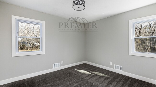 Building Photo - 7509 Lamar Ave