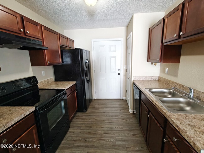 Building Photo - 8444 Hewitt St