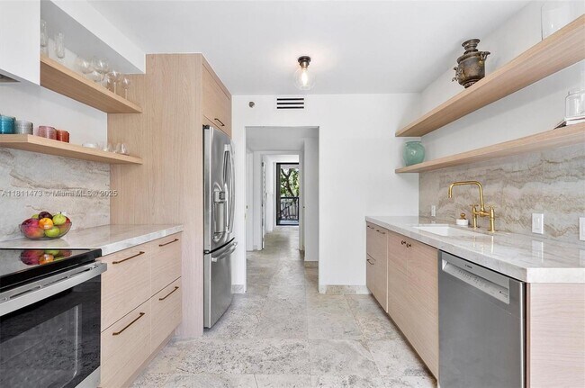 Building Photo - 2575 S Bayshore Dr
