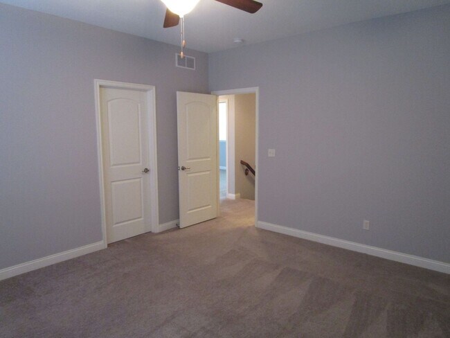 Building Photo - Bright 3BR Townhome with Bonus Room - Available July 17!!