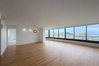 Building Photo - Luxury High-Floor Condo with Panoramic Ocean & Diamond Head Views | 2 Parking | Great Building Am...