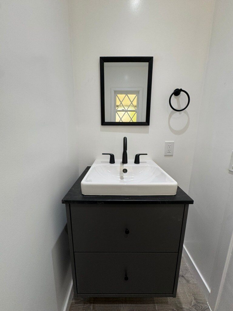 Building Photo - 2212 Linda Flora Dr