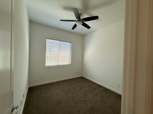 Building Photo - Lake front single story home in gated community!