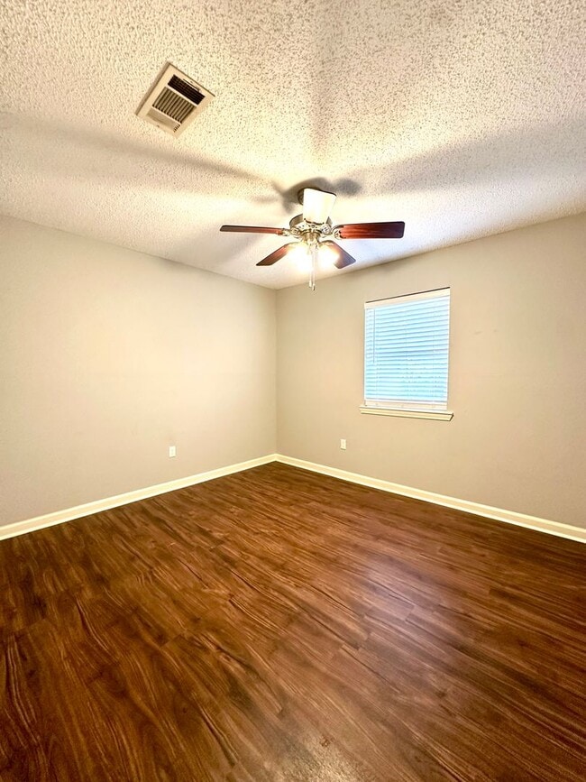 Building Photo - 3BR 2BA Jason Dr. Denham Springs