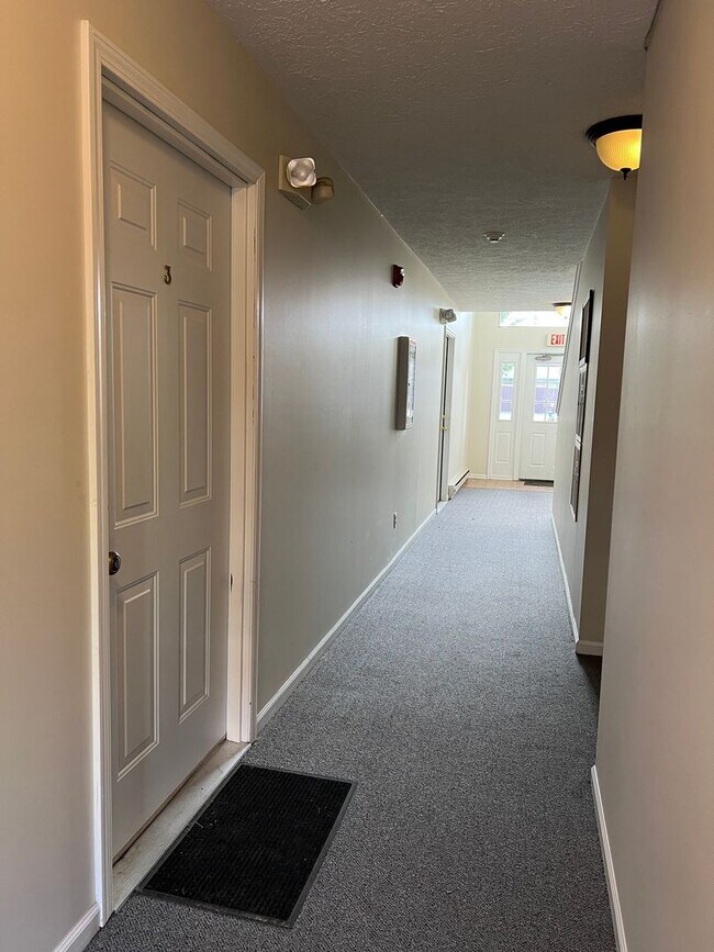 Building Photo - Downtown 2-Bdr 2-Bth Condo - First Floor -...