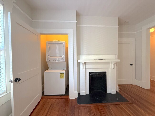 Building Photo - 1268 College St