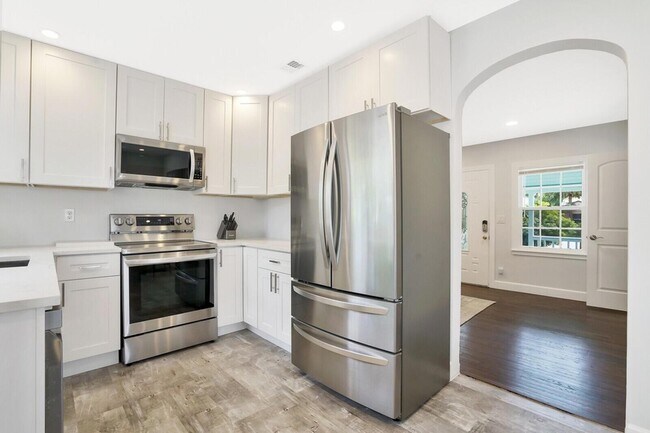 Building Photo - 413 36th St