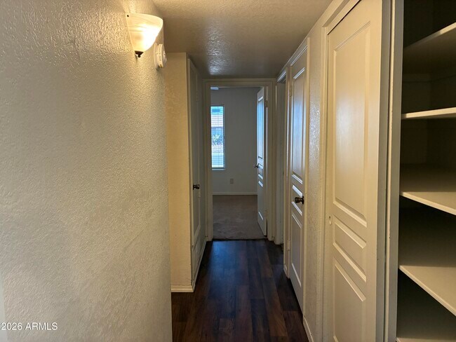 Building Photo - 602 W Wickieup Ln