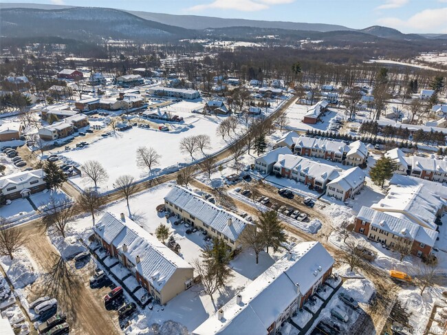 Building Photo - 12 Brook Dr