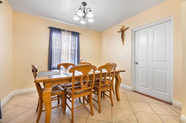 Building Photo - Charming 3 bedroom Home with Huge Fenced Yard