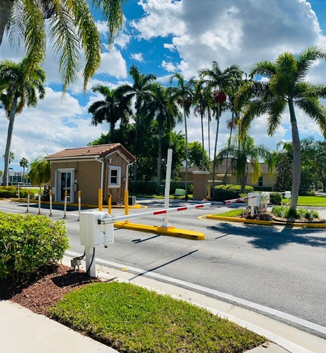 Building Photo - Beautiful Townhouse in Weston