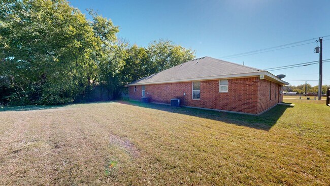 Building Photo - FREE DECEMBER RENT!!!