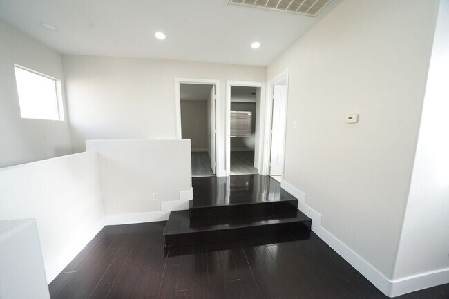 Building Photo - SHOWINGS AVAILABLE NOW