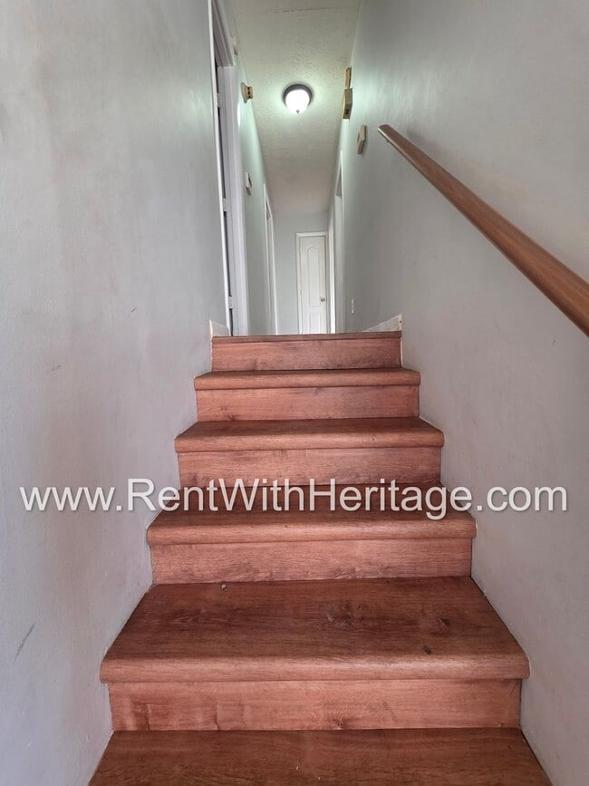 Building Photo - Amazing 3 Bedroom/ 2 Bath Home / Spacious Livingroom /  Flex Room / 1/2 Acre / Fenced Yard / Grea...