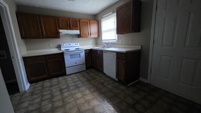 Building Photo - Townhouse in Mayflower Apartments