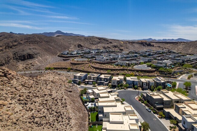 Building Photo - Luxury Rental with Mountain Views in Gated Henderson Community