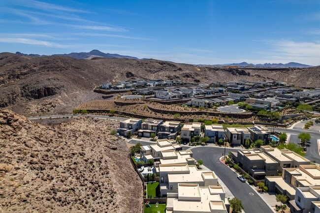 Building Photo - Luxury Rental with Mountain Views in Gated...