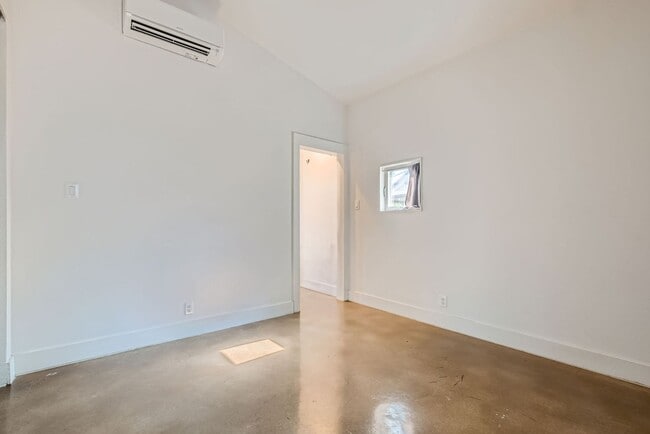 Building Photo - Home with Guest Suite