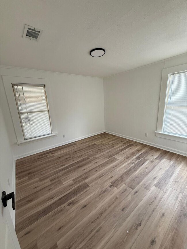 Building Photo - Cozy Single- Family home NLR