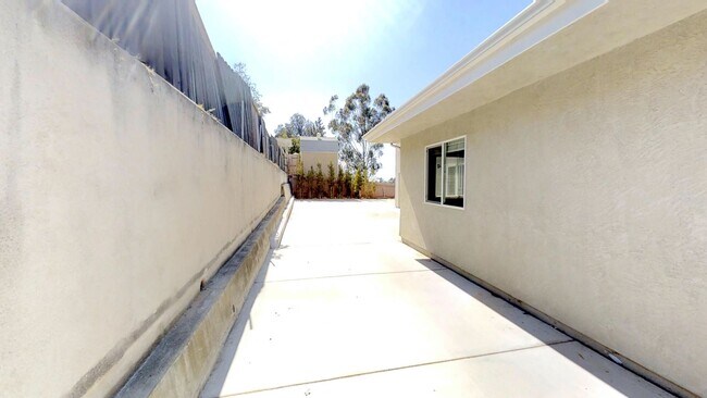 Building Photo - HUGE House on College! Quick Walk to Campu...