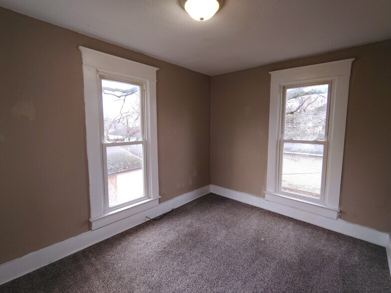 Building Photo - 925 W 5th St