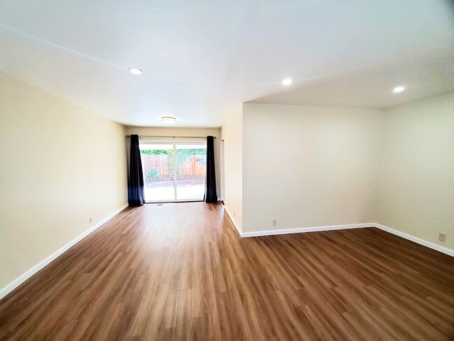 Building Photo - Lovely 3 bedroom 2 bath duplex with private garage and backyard