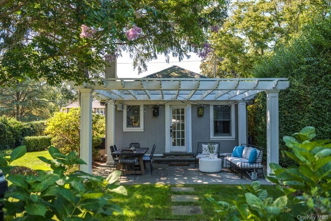 Building Photo - 10 Henry St