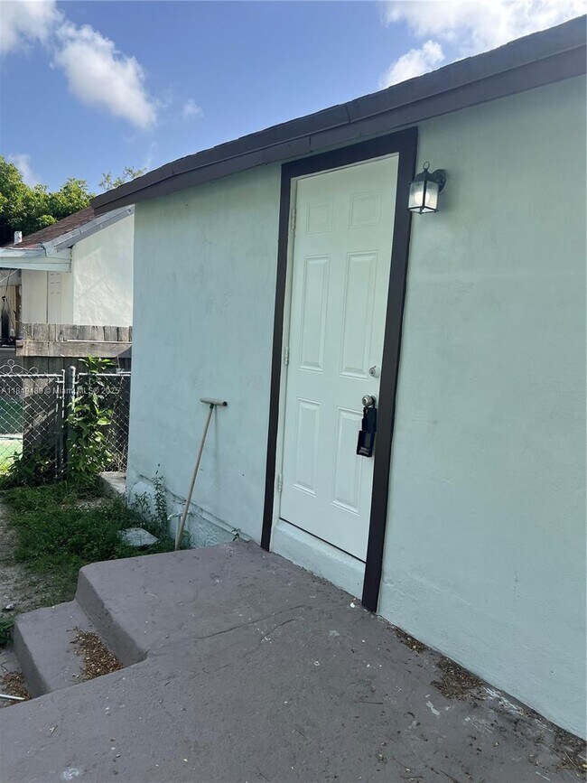 Building Photo - 360 NE 174th St