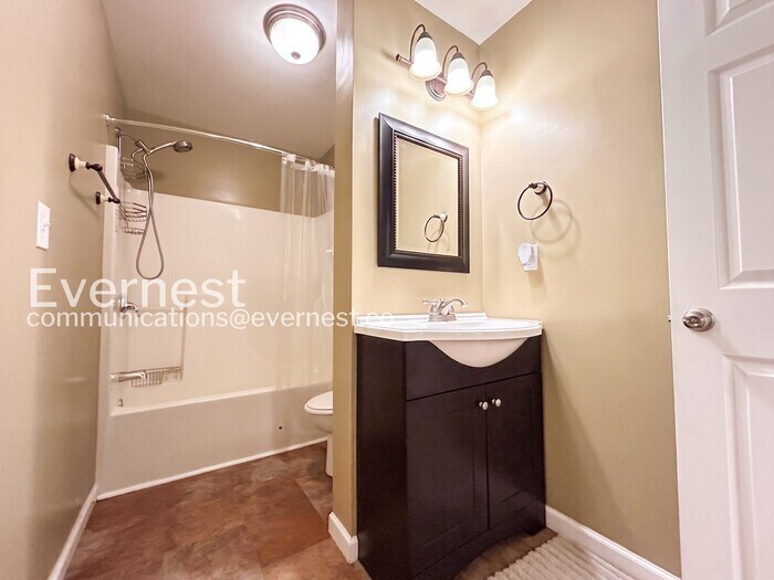 Building Photo - 5995 Chinook Ct