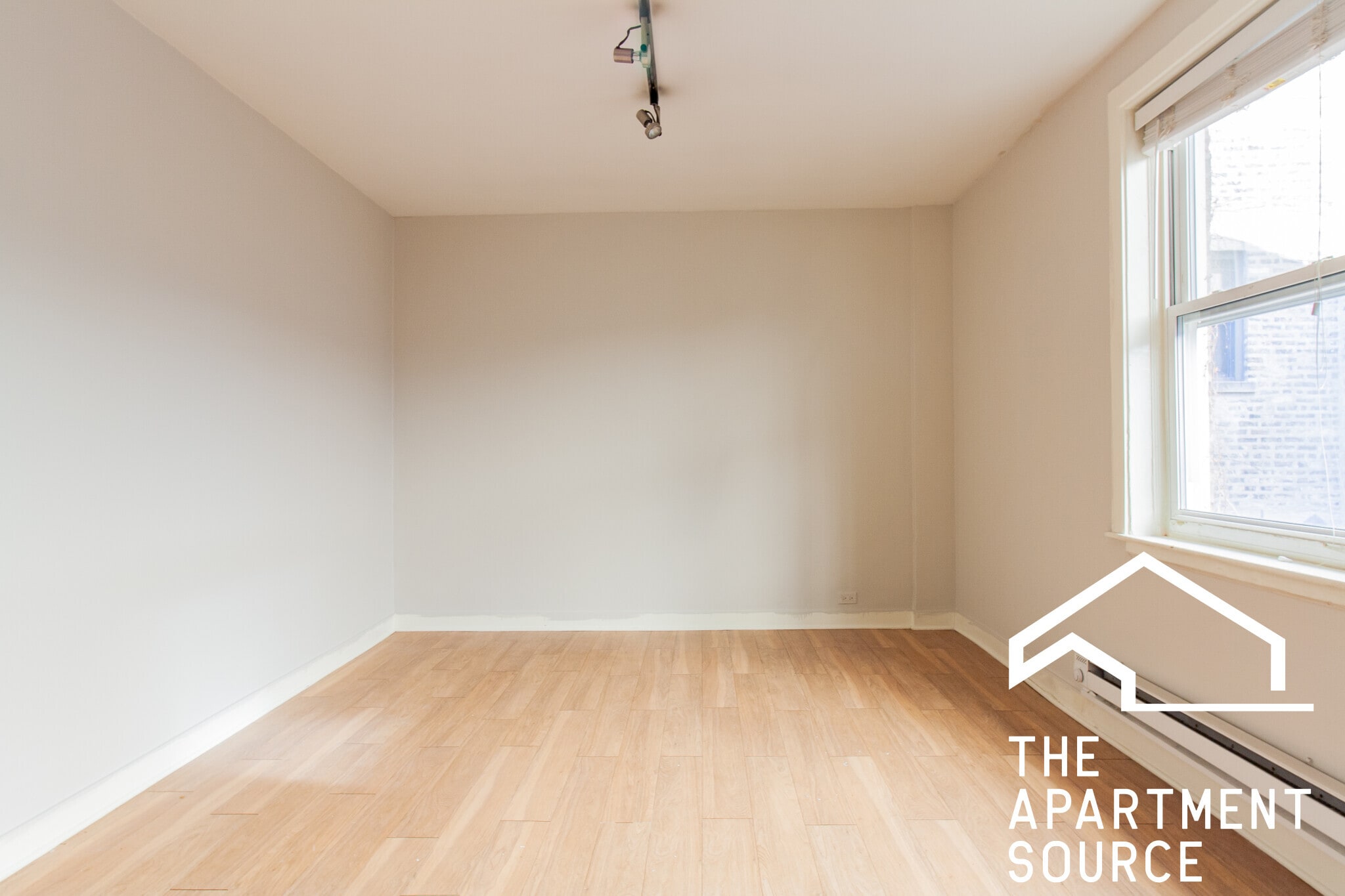 Building Photo - 515 W Belmont Ave