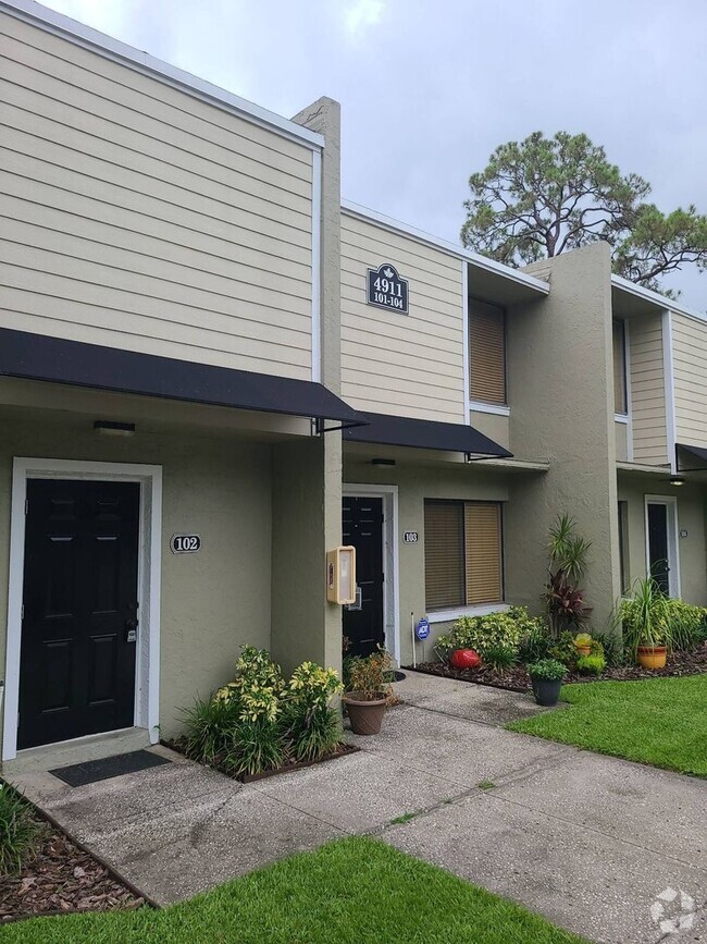 Building Photo - 2 Bedroom 1.5 Bath Townhome - Grand Oaks C...