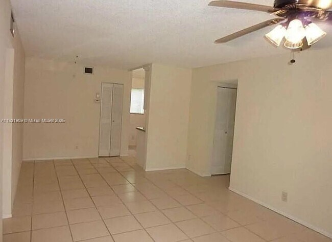 Building Photo - 514 Gardens Dr
