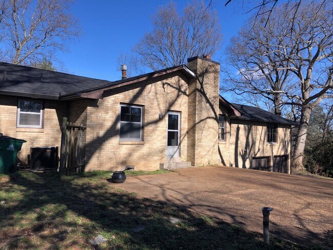 Building Photo - Charming single-level ranch home offers 4 bedrooms and 2 bathrooms in Brentwood